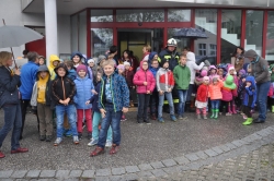 Schul- und Kindergartenkinder am Sammelplatz